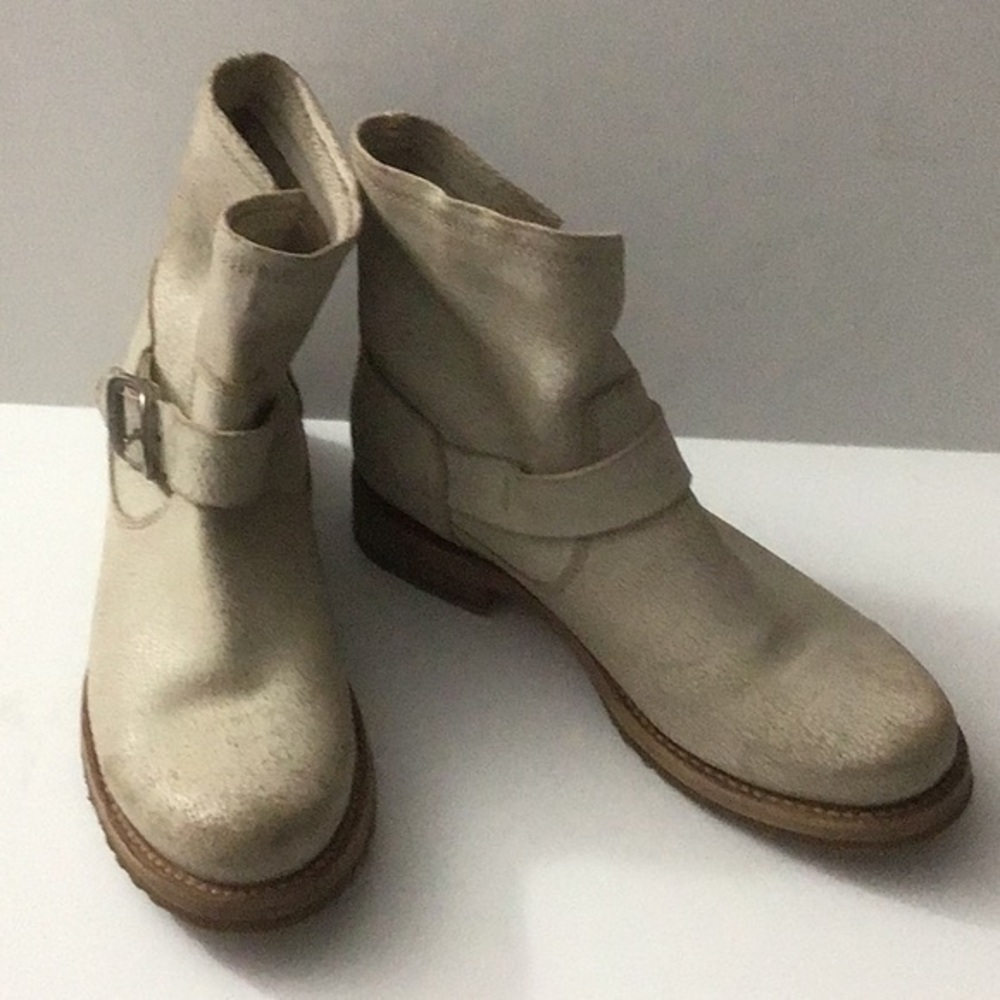 NWOB Frye Veronica Bootie Off White Suede Size 6.5
